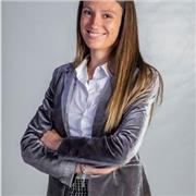 Profesora joven francesa nativa, dinámica con títulos universitario de economía e idiomas.